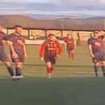 Šokujúci moment futbalista lakťom súpera, pretože fanúšikovia žiadajú doživotný zákaz | Futbal | Šport