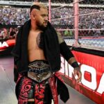 Solo Sikoa ukazuje fanúšikom WWE prostredník