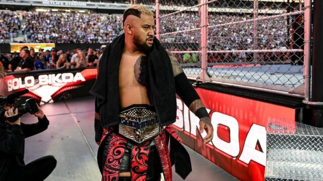 Solo Sikoa ukazuje fanúšikom WWE prostredník Solo Sikoa ukazuje fanúšikom WWE prostredník