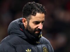 „Som zničený Ruben Amorim bol vyhodený z Man Utd – bol pre mňa ako otec.“ Ruben Amorim kráčajúci po ihrisku.