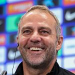 Hansi Flick hovorí s novinármi na tréningovom ihrisku v Barcelone