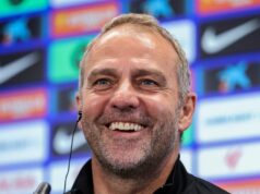 Španielske médiá miešajú banku, keď sa Barcelona snaží ukradnúť kľúčového hráča Tottenhamu Hansi Flick hovorí s novinármi na tréningovom ihrisku v Barcelone