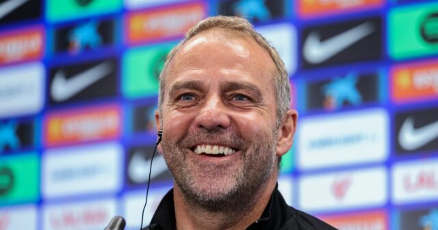 Hansi Flick hovorí s novinármi na tréningovom ihrisku v Barcelone