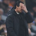 Unai Emery si strihol frustrovanú postavu po domácej prehre Aston Villy od Evertonu. Nedostatok kúpyschopnosti, zranenia kľúčových hráčov a pocit nepríjemného sklamania z výsledku, to všetko prispelo k jeho mrzutému správaniu.