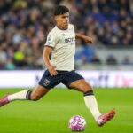 Správa: Manchester Sides bude bojovať o stredopoliara West Hamu