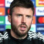 Tréner Manchestru United Michael Carrick odpovedá na otázky médií na tlačovej konferencii počas tréningu prvého tímu na Carrington Training Ground