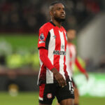 Správa: Tri kluby bojujú o získanie stredopoliara Brentfordu