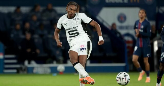 Jeremy Jacquet z Rennes počas futbalového zápasu Ligue 1 McDonald's medzi Paris Saint-Germain (PSG) a Stade Rennais