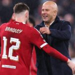 Conor Bradley oslavuje s Arne Slotom po víťazstve 1:0 počas MD4 zápasu Ligy majstrov UEFA 2025/26 medzi Liverpool FC a Real Madrid CF na Anfielde.