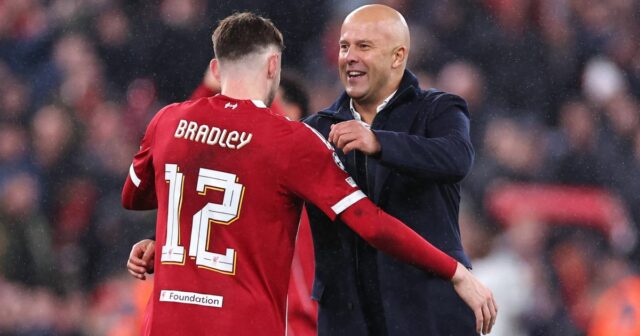 Conor Bradley oslavuje s Arne Slotom po víťazstve 1:0 počas MD4 zápasu Ligy majstrov UEFA 2025/26 medzi Liverpool FC a Real Madrid CF na Anfielde. 