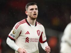 Správa o prestupe Liverpoolu: Náhrada Andyho Robertsona bola vybraná, keďže sa blíži dvojitá dohoda pre Arneho Slotu Andy Robertson počas zápasu Premier League medzi Bournemouthom a Liverpoolom.