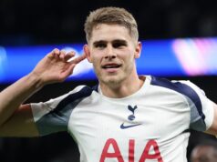 Správa o prestupe Liverpoolu: Objaví sa ideálna príležitosť na výmenu Van de Vena, pretože klub požaduje rekordný poplatok Micky van de Ven oslavuje pre Spurs