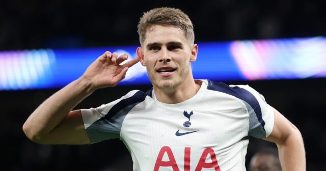 Správa o prestupe Liverpoolu: Objaví sa ideálna príležitosť na výmenu Micky van de Ven oslavuje pre Spurs