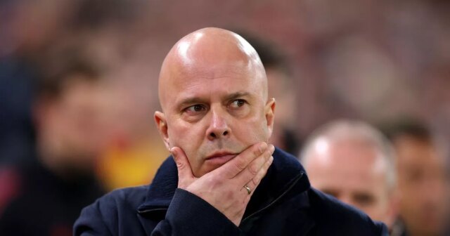 Arne Slot sa pozerá