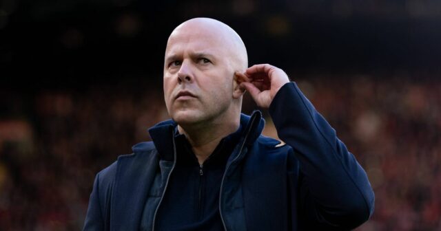 LIVERPOOL, ANGLICKO – 17. JANUÁRA: Manažér Liverpoolu Arne Slot sleduje zápas Premier League medzi Liverpoolom a Burnley na Anfielde 17. januára 2026 v anglickom Liverpoole. (Foto od Gaspafotos/MB Media/Getty Images)