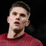 Viktor Gyoekeres z Arsenalu sa pozerá na rozcvičku pred zápasom Premier League medzi Arsenalom a Aston Villou na Emirates Stadium 30. decembra 2025 v Londýne v Anglicku.