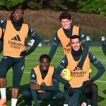 Mikel Arteta, manažér Arsenalu, a jeho asistent Albert Stuivenberg sa pozerajú počas zápasu Premier League medzi Arsenalom a Brighton & Hove Albion na Emirates Stadium 27. decembra 2025 v Londýne v Anglicku.