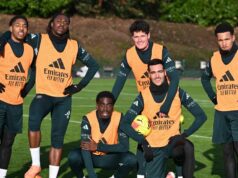 Správy Arsenalu: Súperi chcú v januári frustrovanú hviezdu, keďže Gunners sa podieľali na prestupe 65 miliónov libier Mikel Arteta, manažér Arsenalu, a jeho asistent Albert Stuivenberg sa pozerajú počas zápasu Premier League medzi Arsenalom a Brighton & Hove Albion na Emirates Stadium 27. decembra 2025 v Londýne v Anglicku.