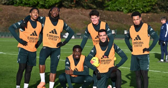 Správy Arsenalu: Súperi chcú v januári frustrovanú hviezdu, keďže Gunners Mikel Arteta, manažér Arsenalu, a jeho asistent Albert Stuivenberg sa pozerajú počas zápasu Premier League medzi Arsenalom a Brighton & Hove Albion na Emirates Stadium 27. decembra 2025 v Londýne v Anglicku.