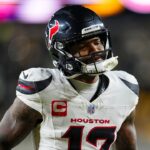Správy NFL: Nico Collins z Texasu vylúčil zo zápasu s Patriots otras mozgu
