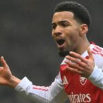 Ethan Nwaneri hovorí s oboma vystretými rukami