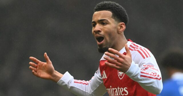 Ethan Nwaneri hovorí s oboma vystretými rukami