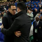 Liam Rosenior a Mikel Arteta sa objímajú.