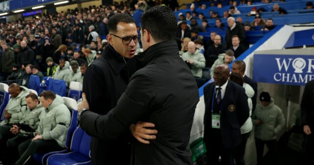 Liam Rosenior a Mikel Arteta sa objímajú. 