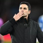 Mikel Arteta kvituje fanúšikov po zápase Premier League medzi Arsenalom a Brighton & Hove Albion