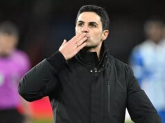 Správy o prestupe Arsenalu: Dohoda s Newcastlom vo výške 60 miliónov libier bola sledovaná ako telefonát s nemeckými gigantmi Mikel Arteta kvituje fanúšikov po zápase Premier League medzi Arsenalom a Brighton & Hove Albion