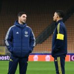 Mikel Arteta a Gabriel Jesus sa pozerajú na ihrisko na San Siro