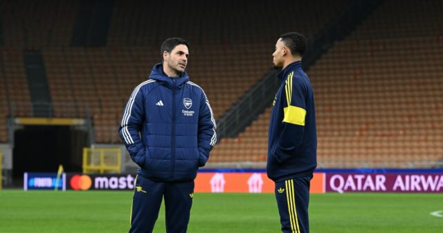 Mikel Arteta a Gabriel Jesus sa pozerajú na ihrisko na San Siro