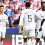 MADRID, ŠPANIELSKO – 27. SEPTEMBRA: Arda Guler z Realu Madrid CF oslavuje so spoluhráčmi po strelení druhého gólu svojho tímu počas futbalového zápasu španielskej ligy LaLiga EA Sports medzi Atleticom de Madrid a Realom Madrid na štadióne Riyadh Air Metropolitano 27. septembra 2025 v Madride v Španielsku. (Foto Oscar J. Barroso/Europa Press cez Getty Images)