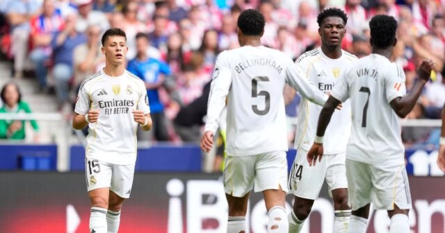 MADRID, ŠPANIELSKO – 27. SEPTEMBRA: Arda Guler z Realu Madrid CF oslavuje so spoluhráčmi po strelení druhého gólu svojho tímu počas futbalového zápasu španielskej ligy LaLiga EA Sports medzi Atleticom de Madrid a Realom Madrid na štadióne Riyadh Air Metropolitano 27. septembra 2025 v Madride v Španielsku. (Foto Oscar J. Barroso/Europa Press cez Getty Images)