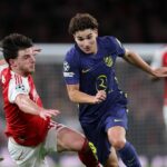 LONDÝN, ANGLICKO - 21. OKTÓBRA: Declan Rice of Arsenal sa popasuje s Julianom Alvarezom z Atletica Madrid počas zápasu fázy MD3 Ligy majstrov UEFA 2025/26 medzi Arsenal FC a Atletico de Madrid na štadióne Arsenal 21. októbra 2025 v Londýne v Anglicku. (Foto Catherine Ivill - AMA/Getty Images)