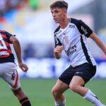 Arsenal údajne dohliada na stredopoliara Corinthians Brena Bidona (R)