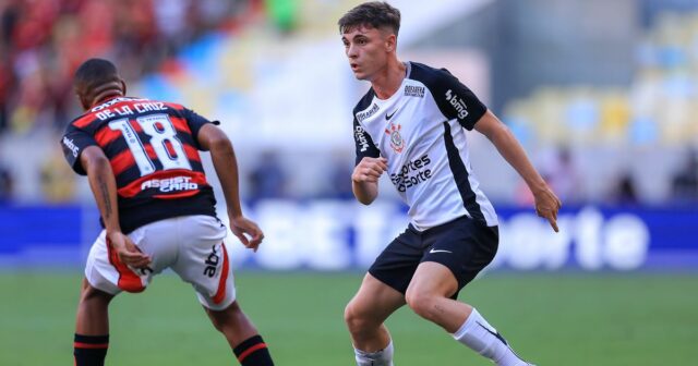 Arsenal údajne dohliada na stredopoliara Corinthians Brena Bidona (R)