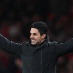 Arteta máva rukami na postrannej čiare