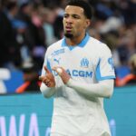 Ethan Nwaneri tlieskal rukami počas zápasu v Marseille