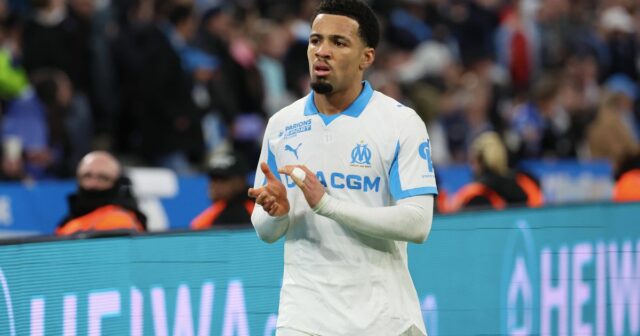 Ethan Nwaneri tlieskal rukami počas zápasu v Marseille