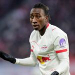 Útočník RB Leipzig Yan Diomande reaguje