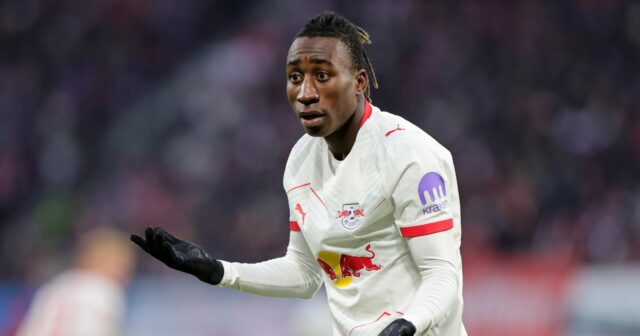 Útočník RB Leipzig Yan Diomande reaguje