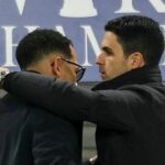 LONDÝN, ANGLICKO - 14. JANUÁRA: Hlavní tréneri Liam Rosenior z Chelsea a Mikel Arteta z Arsenalu po víťazstve Arsenalu 3:2 počas semifinálového zápasu Carabao Cupu medzi Chelsea a Arsenalom na Stamford Bridge 14. januára 2026 v Londýne v Anglicku. (Foto: Robin Jones/Getty Images)