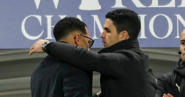 LONDÝN, ANGLICKO - 14. JANUÁRA: Hlavní tréneri Liam Rosenior z Chelsea a Mikel Arteta z Arsenalu po víťazstve Arsenalu 3:2 počas semifinálového zápasu Carabao Cupu medzi Chelsea a Arsenalom na Stamford Bridge 14. januára 2026 v Londýne v Anglicku. (Foto: Robin Jones/Getty Images)