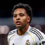 Mikel Arteta gestikuluje z technickej oblasti počas zápasu Ligy majstrov UEFA medzi Club Brugge a Arsenalom