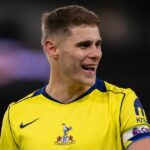 Micky van de Ven sa pozerá na hru za Spurs.