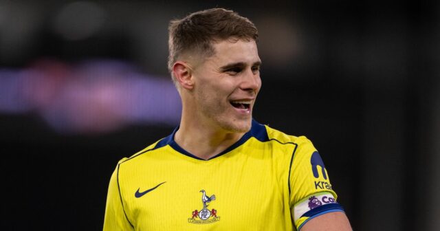 Micky van de Ven sa pozerá na hru za Spurs.