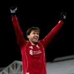 Federico Chiesa oslavuje po druhom góle ich strán počas zápasu Premier League medzi Fulhamom a Liverpoolom v Craven Cottage.