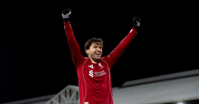 Federico Chiesa oslavuje po druhom góle ich strán počas zápasu Premier League medzi Fulhamom a Liverpoolom v Craven Cottage. 