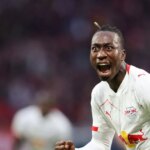 Útočník #49 z Lipska Yan Diomande oslavuje prvý gól tímu po tom, čo si nemecký obranca Stuttgartu #24 Jeff Chabot strelil vlastný gól počas futbalového zápasu nemeckej prvoligovej Bundesligy medzi RB Leipzig a VfB Stuttgart v Lipsku vo východnom Nemecku 1. novembra 2025.